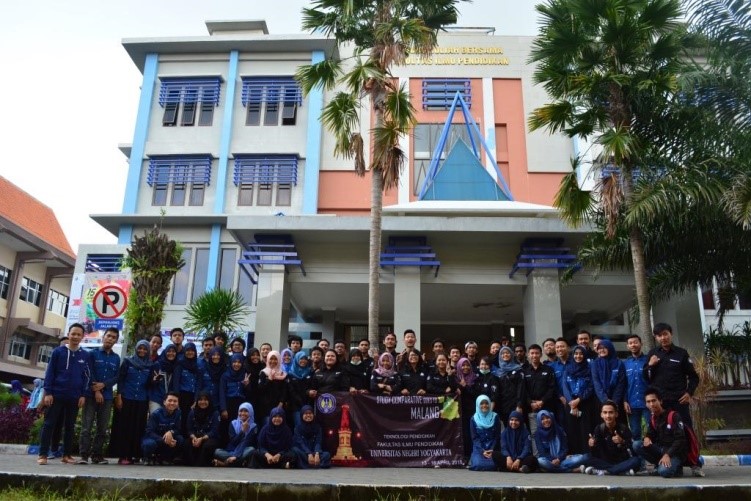 foto bersama di depan UM